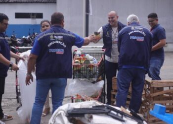 Fiscalização: Procon-AM apreende e descarta mais de 85 kg de alimentos impróprios para consumo em supermercado de Manaus