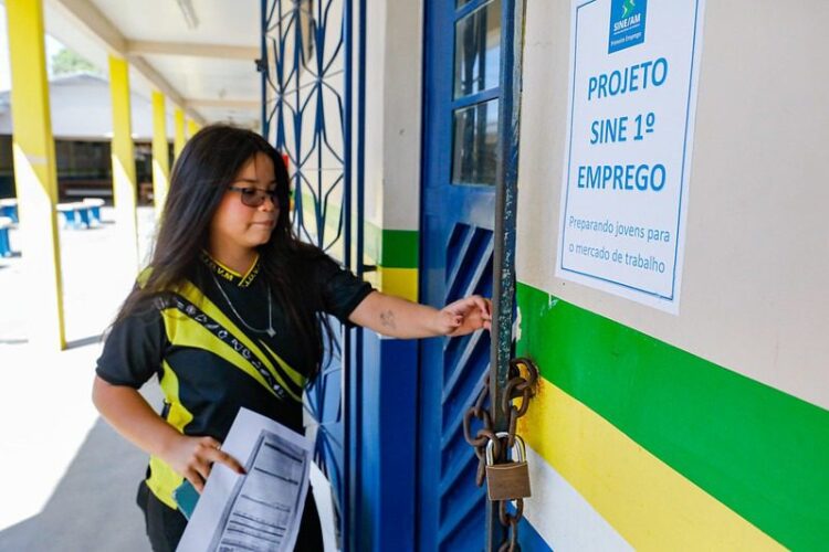 Governo do Amazonas entrega certificação para primeiras turmas do projeto Sine Primeiro Emprego