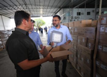Ilumina+ Amazonas: Governador Wilson Lima vistoria envio de luminárias em LED para Borba e Uarini