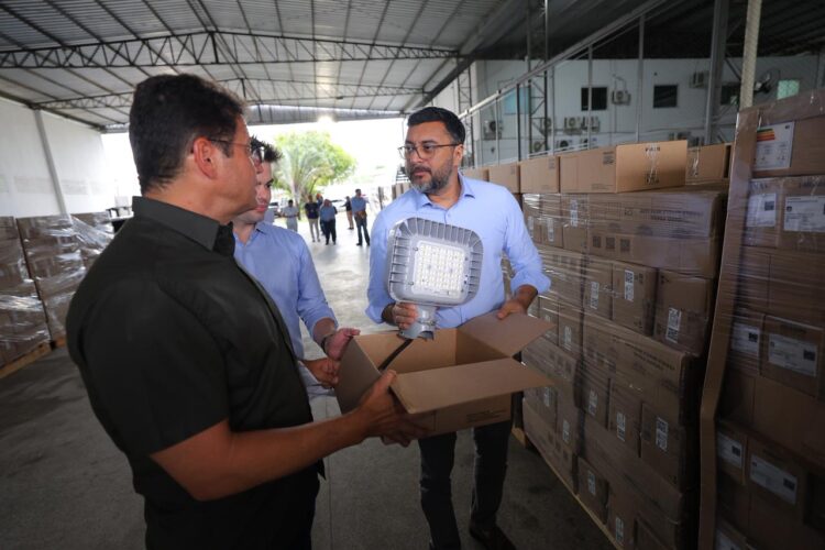 Ilumina+ Amazonas: Governador Wilson Lima vistoria envio de luminárias em LED para Borba e Uarini