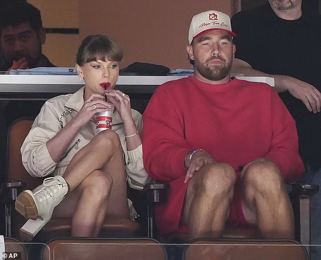 Swift tomou um gole em uma bebida enlatada enquanto ela assistia ao jogo com Kelce ao seu lado