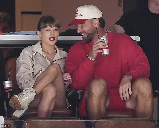 O casal, que desfruta de férias românticas na Flórida durante o intervalo de entressafra da Kelce na NFL, foi visto na Arerant Bank Arena menos de uma hora após os rumores de sua participação surgiram pela primeira vez
