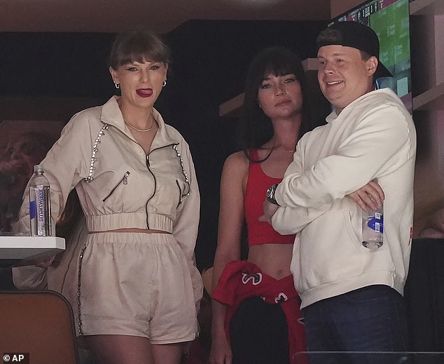 Quando Swift não estava com a Kelce, ela estava se misturando com outros participantes em sua caixa VIP