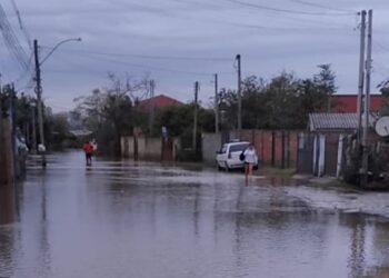 Vulnerável a cheias, ilha de Porto Alegre é atingida por chuvas