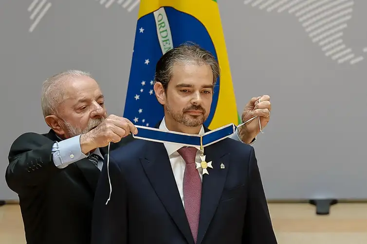 Presidente da República, Luiz Inácio Lula da Silva, durante sessão solene por ocasião da assinatura de Declaração de Intenções entre o Brasil e a Interpol. Sede da Interpol, Lyon - França.

Foto: Ricardo Stuckert / PR