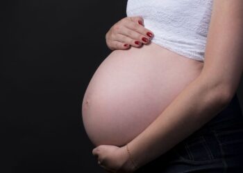 Brasileiras estão tendo menos filhos e adiam maternidade, diz Censo