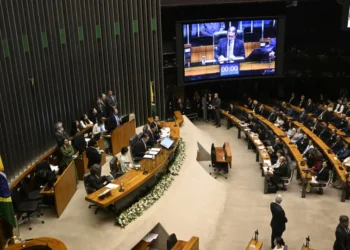 Câmara aprova urgência para suspender decreto do IOF