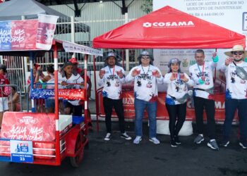Parintins 2025: Cosama inicia distribuição de copos temáticos de água tratada nas filas das torcidas dos Bois Caprichoso e Garantido