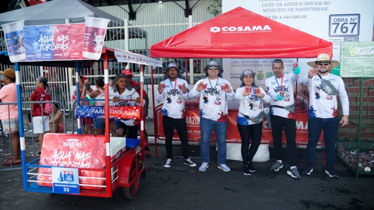 Parintins 2025: Cosama inicia distribuição de copos temáticos de água tratada nas filas das torcidas dos Bois Caprichoso e Garantido
