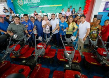 Em Barreirinha, governador Wilson Lima entrega implementos agrícolas para fortalecer cadeias produtivas da região