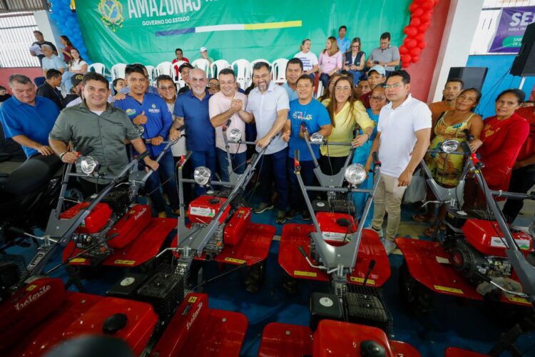 Em Barreirinha, governador Wilson Lima entrega implementos agrícolas para fortalecer cadeias produtivas da região