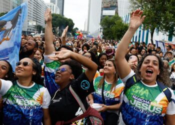 Evangélicos crescem e representam mais de um quarto da população