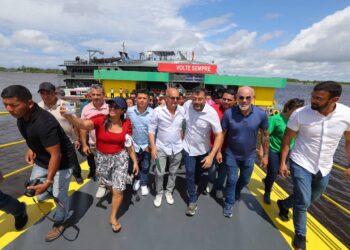 Governador Wilson Lima moderniza estrutura portuária de Urucará com entrega de balsa flutuante e rampa metálica