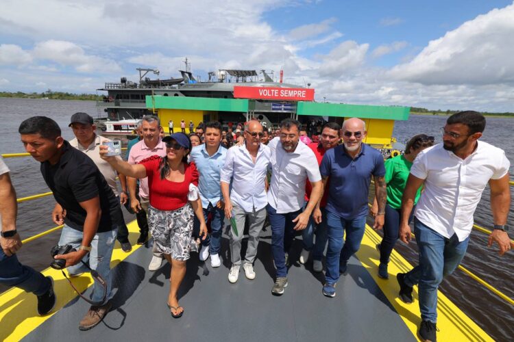Governador Wilson Lima moderniza estrutura portuária de Urucará com entrega de balsa flutuante e rampa metálica