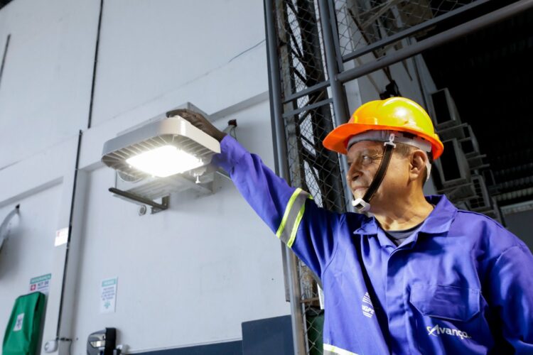 Ilumina+ Amazonas: Governador Wilson Lima vistoria envio de luminárias de LED para Jutaí e Fonte Boa