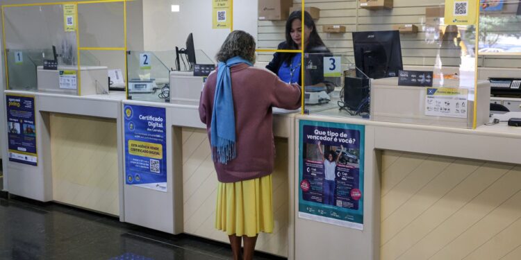 Mais de 488 mil aposentados já foram aos Correios contestar descontos