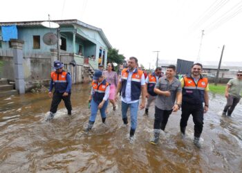 Operação Cheia 2025: Governador Wilson Lima entrega 40 toneladas de alimentos para beneficiar 2 mil famílias de Anamã