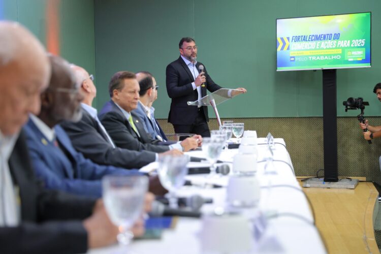 Governador destaca apoio ao comércio durante estiagem e reforça injeção de R$ 1,5 bilhão na economia com pagamento do 13º