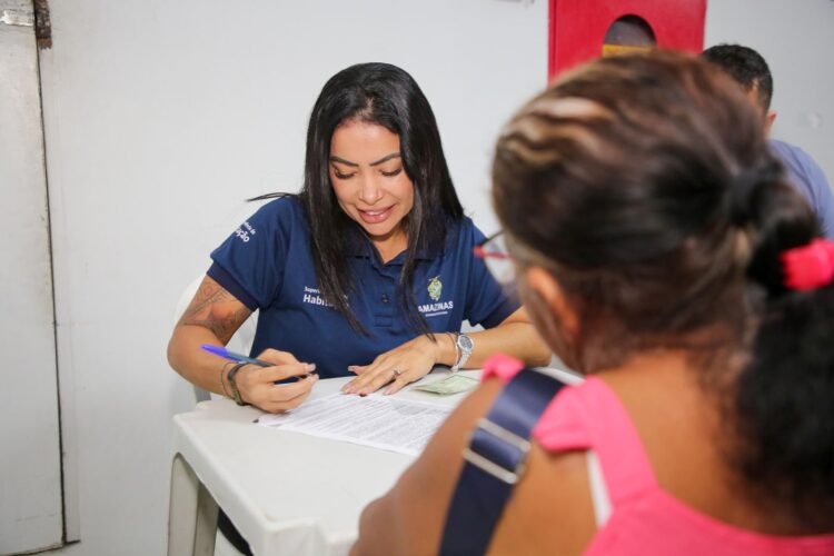 Governo do Amazonas realiza pagamento para 96 famílias das comunidades da Sharp e Manaus 2000