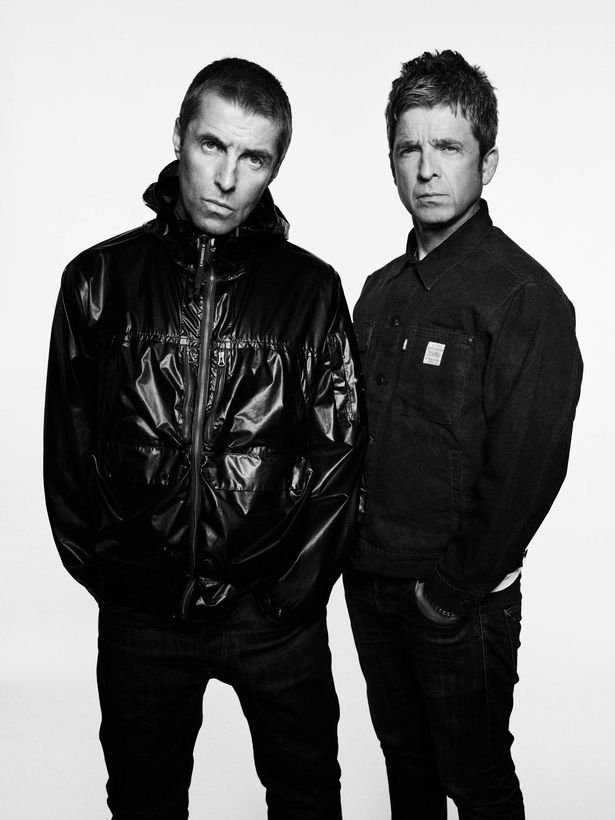 Liam Gallagher (à esquerda) e Noel Gallagher.