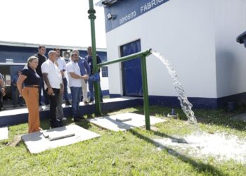 Em Manaquiri, governador Wilson Lima amplia abastecimento de água potável e anuncia nova fábrica envasadora do Amazonas