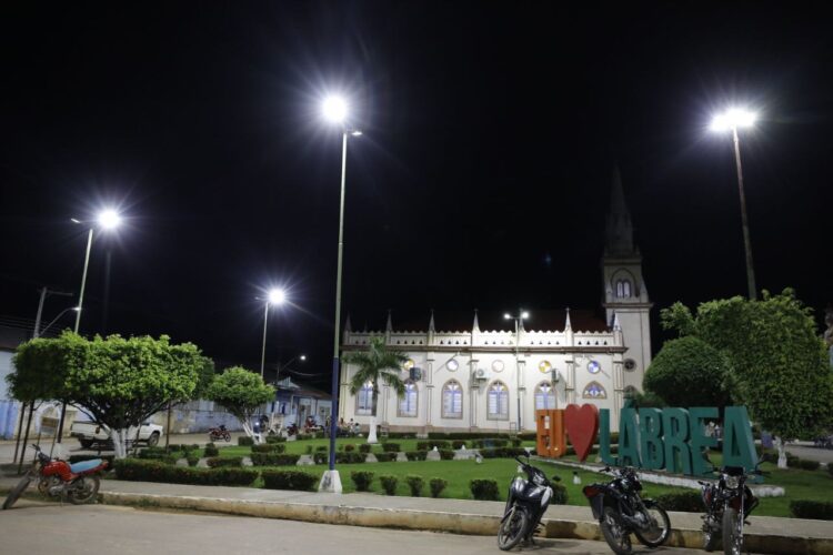 Lábrea ganha nova iluminação pública de LED e governador Wilson Lima anuncia obras do Asfalta Amazonas