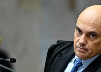 Trump bane Moraes e aliados dos EUA após pressão de Eduardo Bolsonaro