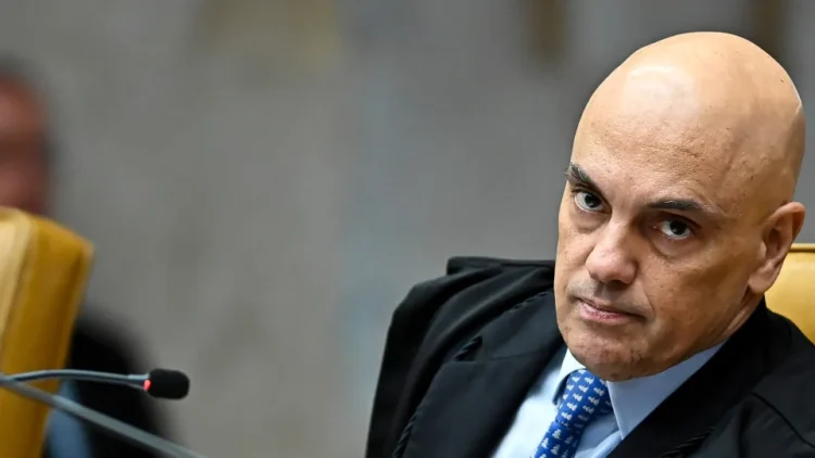 Trump bane Moraes e aliados dos EUA após pressão de Eduardo Bolsonaro