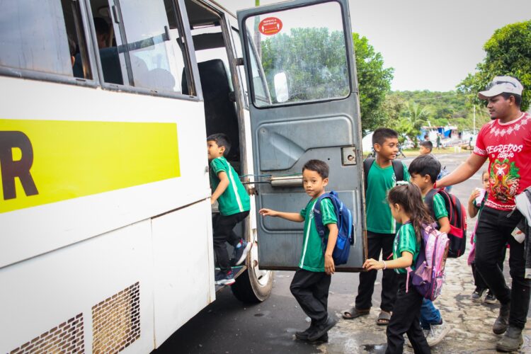 Prefeito Mateus Assayag garante novo micro-ônibus para a Escola Santa Maria e reforça compromisso com a educação rural em Parintins