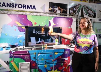 Escolas da rede estadual de ensino recebem laboratório móvel de ciência