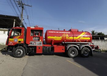 Em Jutaí, governador Wilson Lima entrega viatura de combate a incêndio com capacidade para 10 mil litros de água