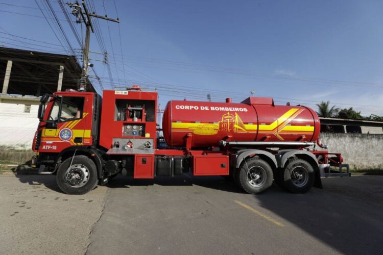 Em Jutaí, governador Wilson Lima entrega viatura de combate a incêndio com capacidade para 10 mil litros de água