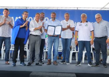 Governador Wilson Lima entrega equipamentos que vão beneficiar 55 mil pescadores e anuncia crédito para a categoria