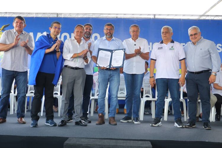Governador Wilson Lima entrega equipamentos que vão beneficiar 55 mil pescadores e anuncia crédito para a categoria