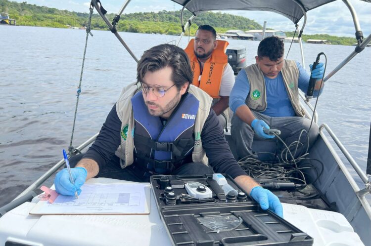 Ipaam e UEA analisam qualidade da água do Rio Tarumã-Açu, em Manaus