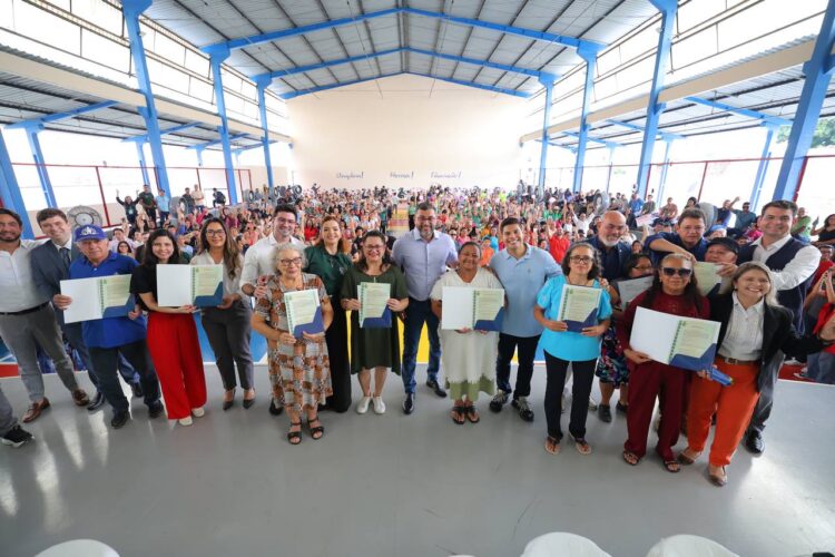 Governador Wilson Lima entrega 600 títulos definitivos e programa já beneficia mais de 20,8 mil famílias com regularização fundiária