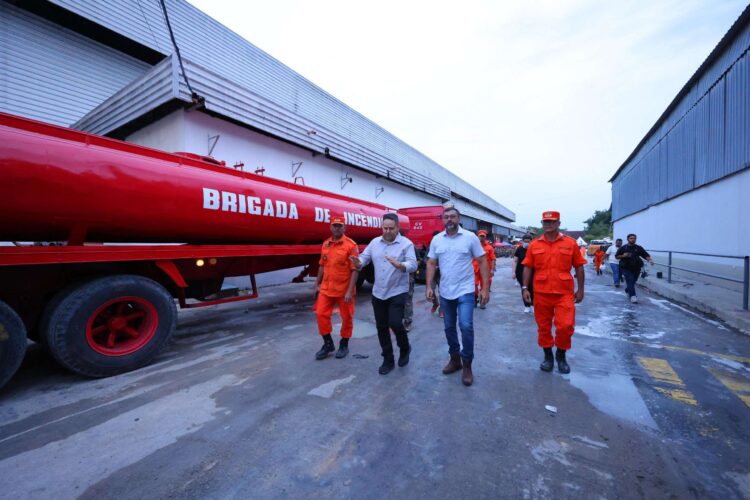 Governador Wilson Lima acompanha trabalho do Corpo de Bombeiros no combate a incêndio em fábricas de Manaus