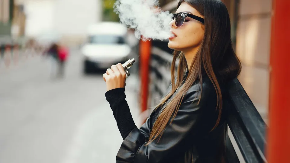 Plataformas devem remover propagandas de cigarros eletrônicos em 48h