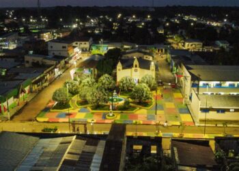 Governador Wilson Lima visita obra de pavimentação da estrada Codajás-Anori e inaugura iluminação pública de LED em Beruri e Anori