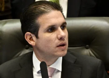 Motta nega que Lula tenha falado sobre cassação de Eduardo Bolsonaro