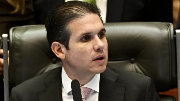 Motta nega que Lula tenha falado sobre cassação de Eduardo Bolsonaro