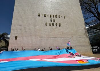 Organizações denunciam apoio do Ministério da Saúde à resolução do CFM que limita acesso à saúde de adolescentes trans