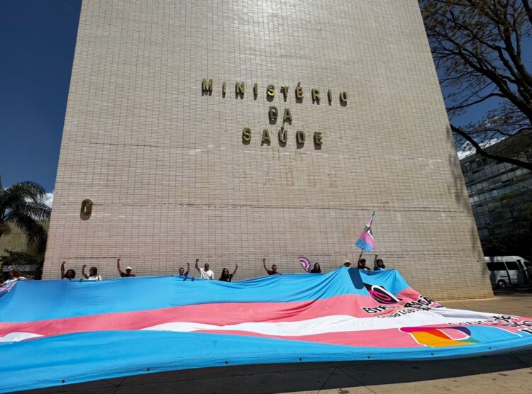 Organizações denunciam apoio do Ministério da Saúde à resolução do CFM que limita acesso à saúde de adolescentes trans