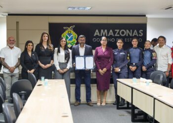 Governador Wilson Lima sanciona lei que autoriza uso de armas de choque por mulheres no Amazonas