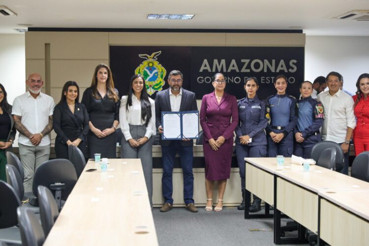 Governador Wilson Lima sanciona lei que autoriza uso de armas de choque por mulheres no Amazonas