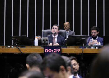 Câmara aprova urgência da anistia e escancara fragilidade de Hugo Motta no comando da casa