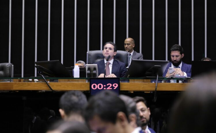 Câmara aprova urgência da anistia e escancara fragilidade de Hugo Motta no comando da casa