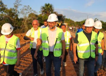 Governador Wilson Lima assina convênio para recuperação viária e vistoria obras em estradas de Carauari