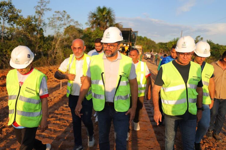 Governador Wilson Lima assina convênio para recuperação viária e vistoria obras em estradas de Carauari
