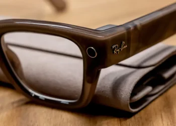 Meta lança óculos inteligentes com tela integrada ao WhatsApp e Instagram